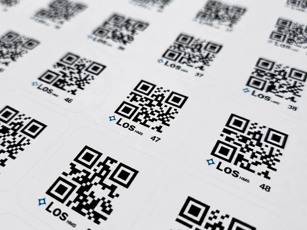 Ark med QR-klistremerker fra Los HMS. Hvert merke har Los-logoen og sitt eget fortløpende nummer.
